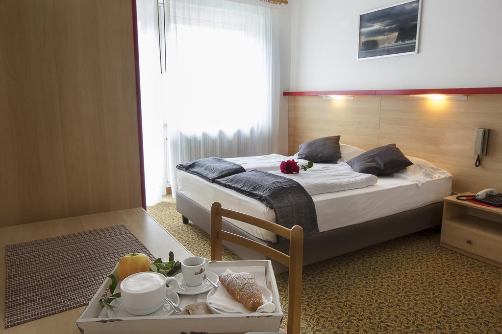Park Hotel Eden Torbole Sul Garda Eksteriør bilde